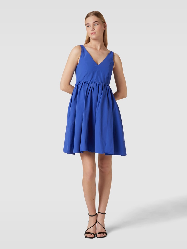 Kleid Mit Ausgestelltem Rock Knielang