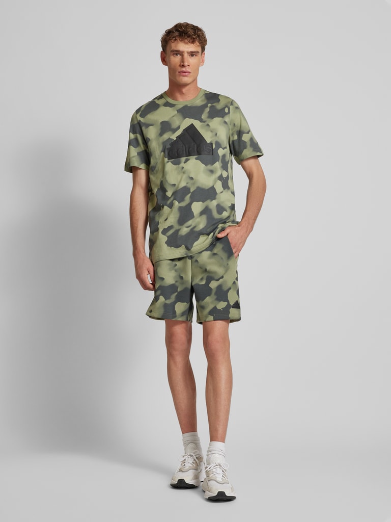 ADIDAS SPORTSWEAR Regular Fit Sweatshorts mit Label-Detail (oliv  