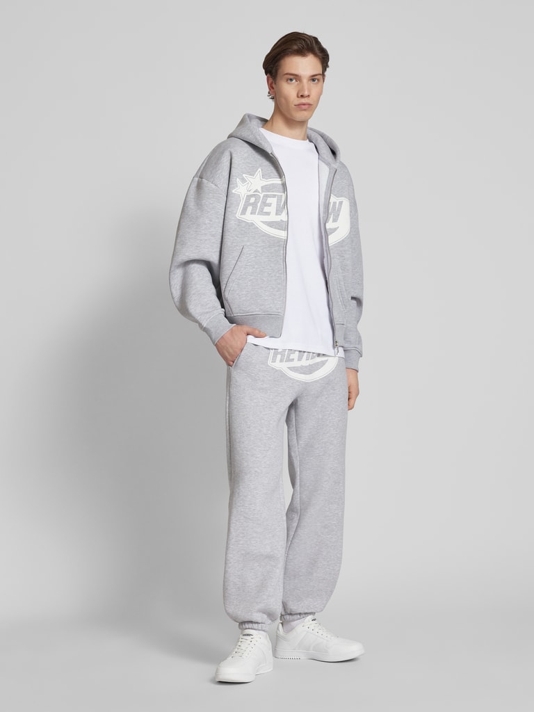 REVIEW Regular Fit Sweatpants mit Label-Print (hellgrau melange 