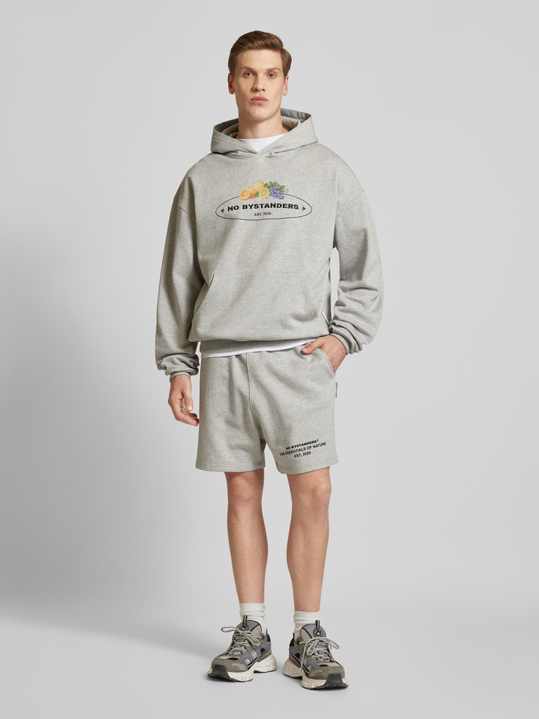 No Bystanders Regular Fit Sweatshorts mit Label-Print (hellgrau melange ...