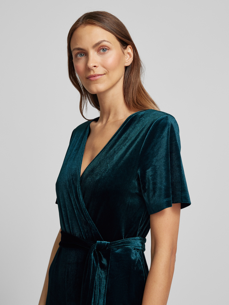 Apricot Jumpsuit in glanzende look met strikceintuur