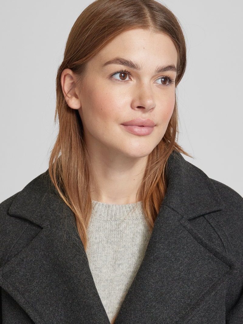b.Young Lange jas met reverskraag model 'Cilia'