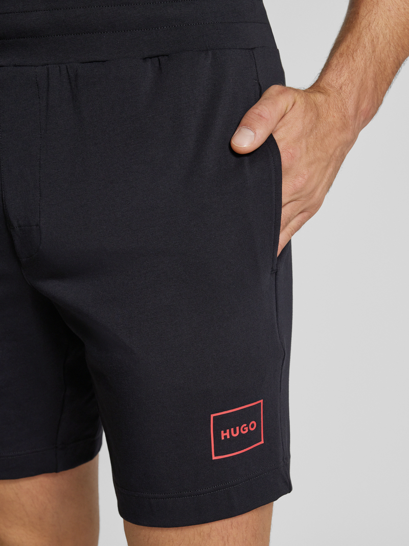 HUGO Korte regular fit broek met labeldetail model 'Laze'