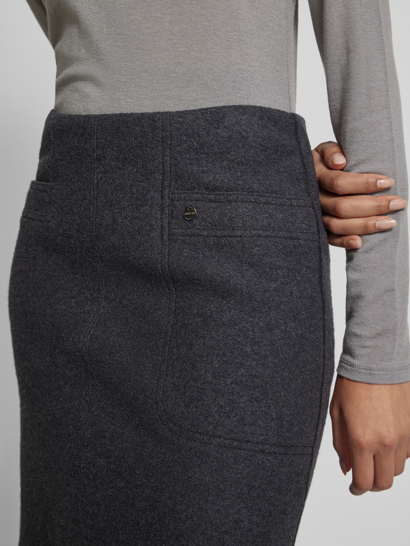 Marc Cain Knielange rok met steekzakken en labeldetail