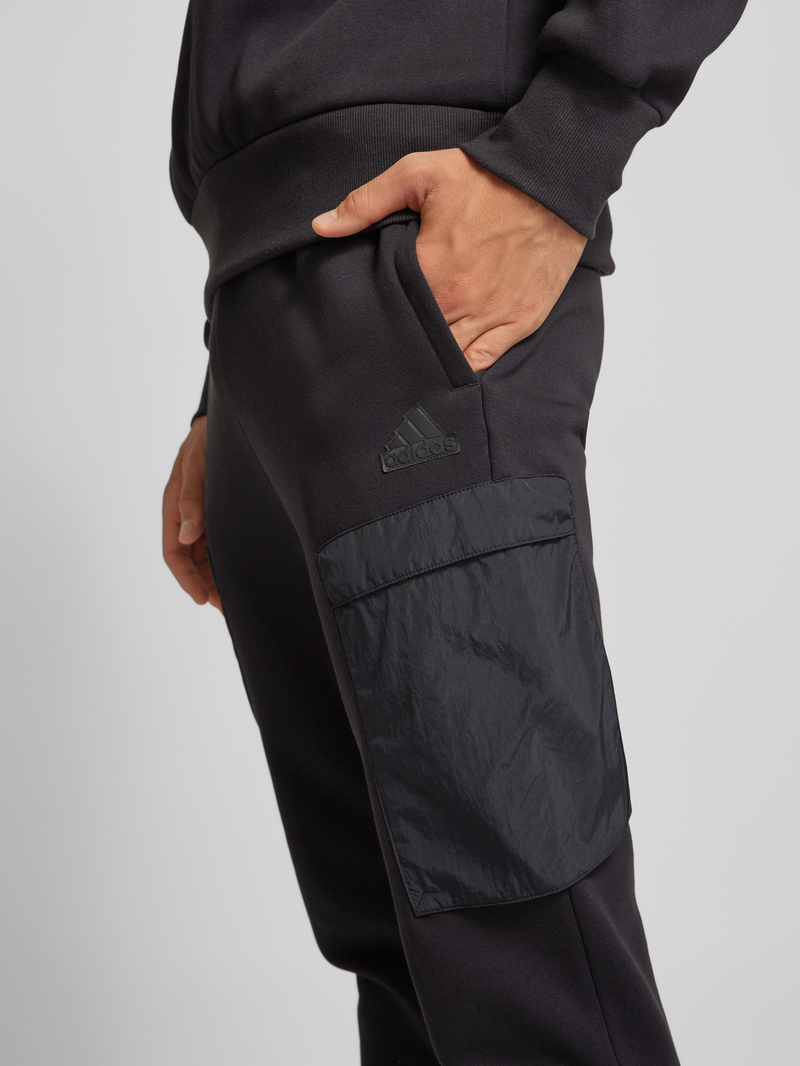 ADIDAS SPORTSWEAR Slim fit sweatpants met cargozakken