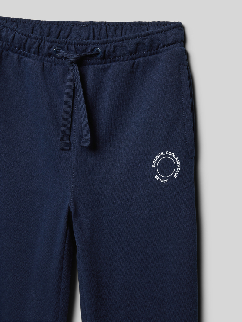 s.Oliver RED LABEL Joggingbroek van sweatstof met een klein printdetail