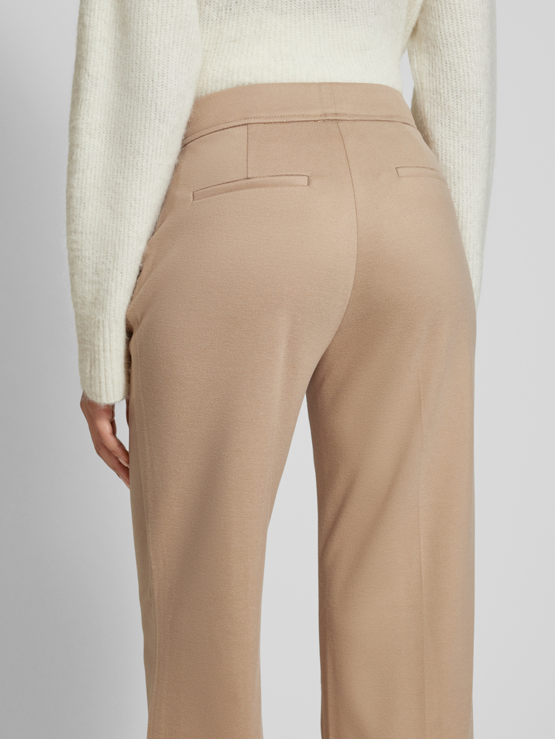 Christian Berg Woman Flared stoffen broek met vaste persplooien