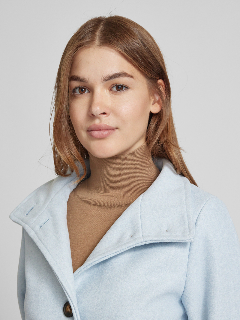 b.Young Lange jas met opstaande kraag model 'Cilia'