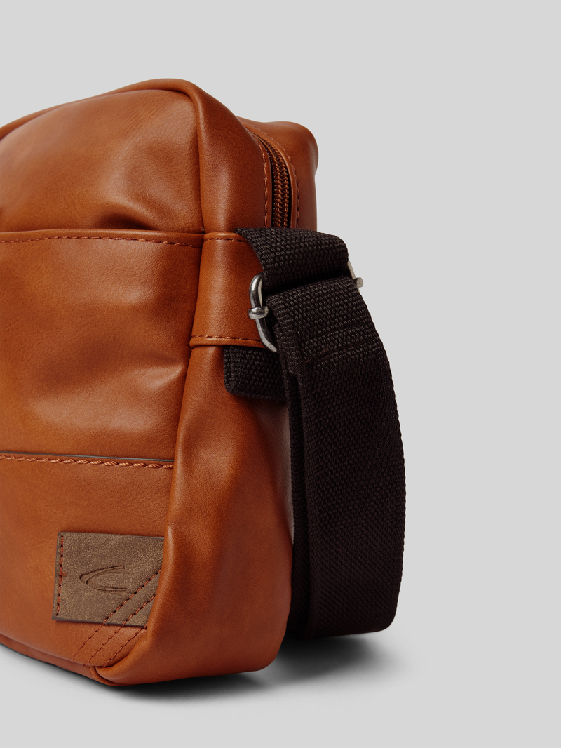 camel active Schoudertas met labelpatch model 'LAOS'