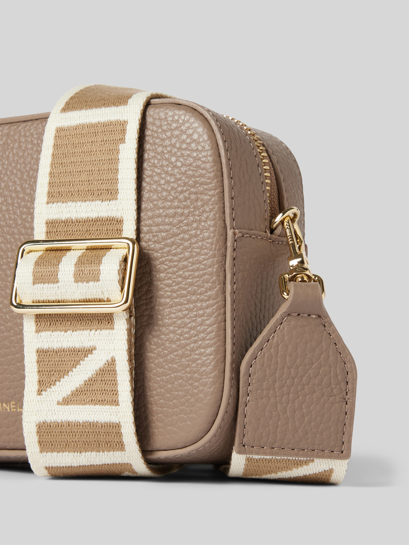 Coccinelle Handtas met labelprint model 'TEBE'