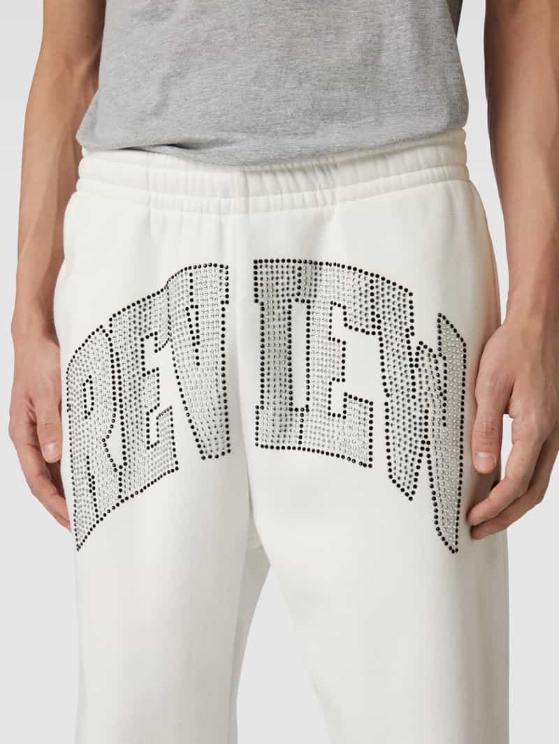 REVIEW Sweatpants met label met strass-steentjes