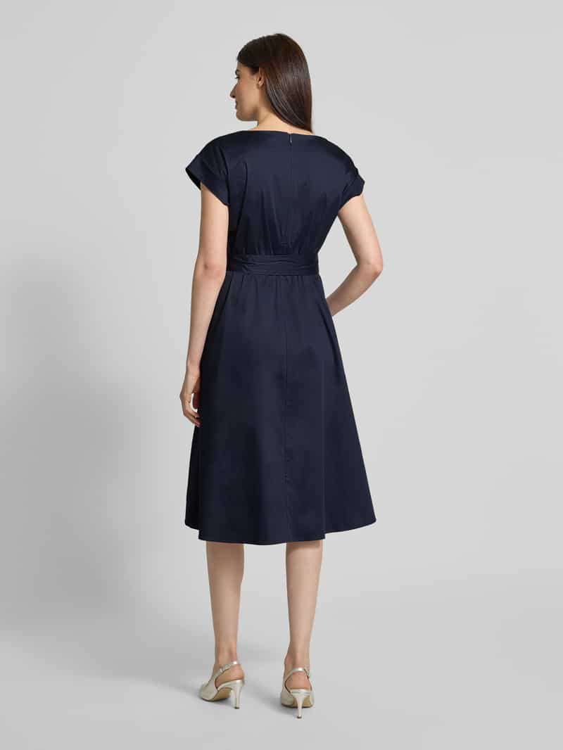 Midi-jurk met strikceintuur