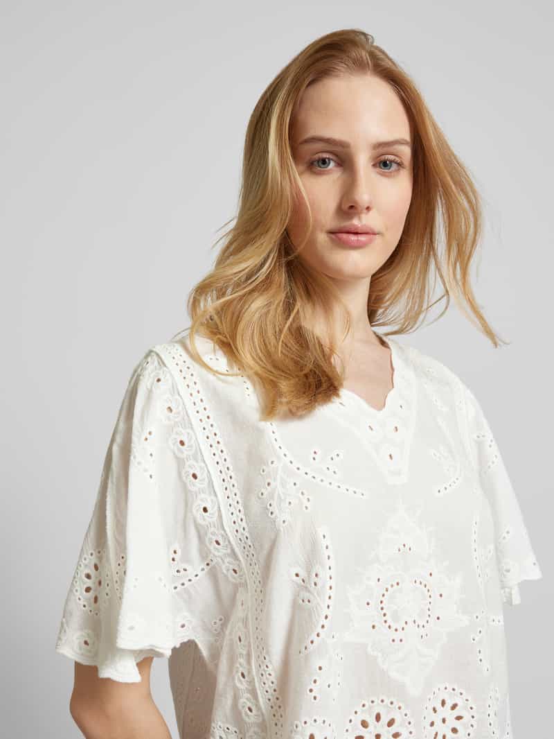 Apricot Blouse met gaatjesmotief