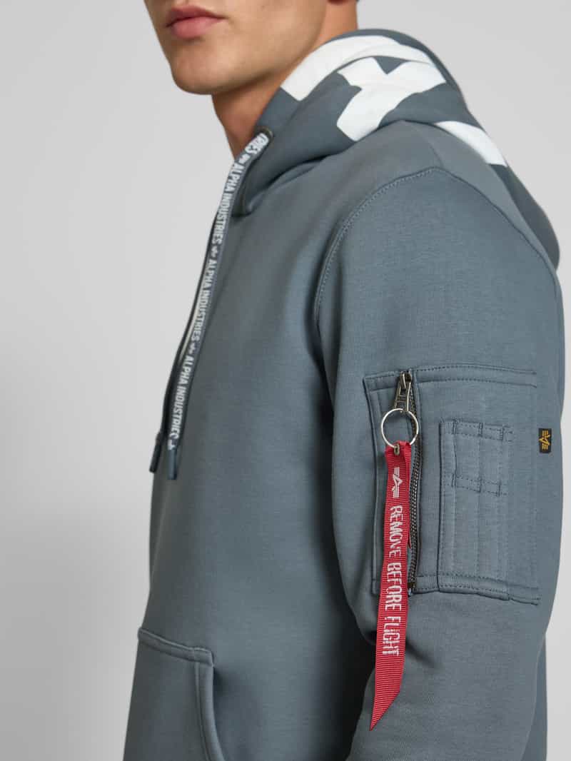 alpha industries Hoodie met kangoeroezak en ritszak opzij