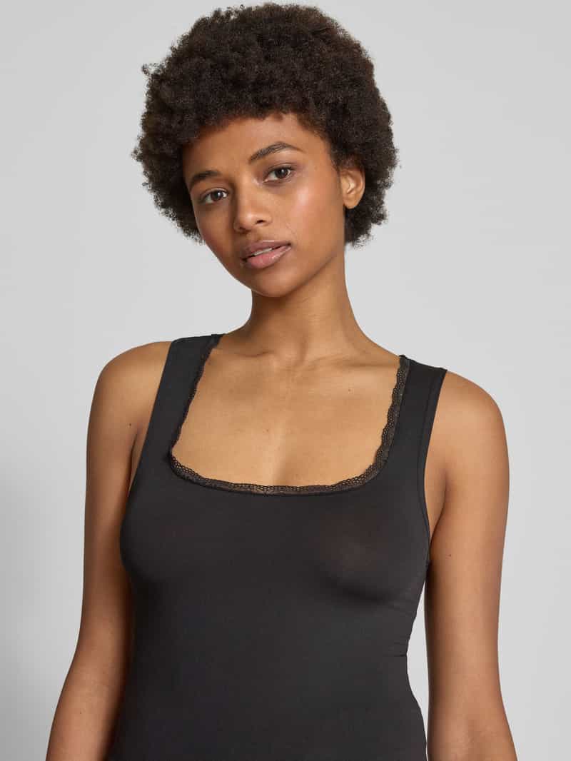 Review Tanktop met U-hals