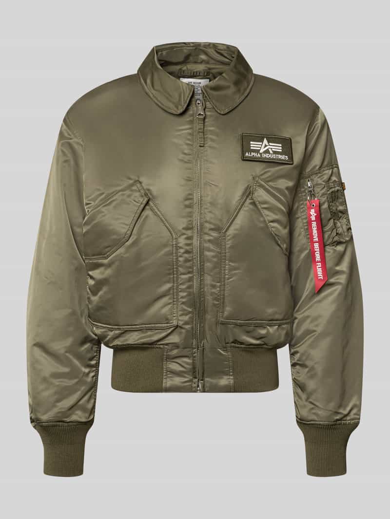 Bomberjack met zijwaartse klepzakken en labelpatch