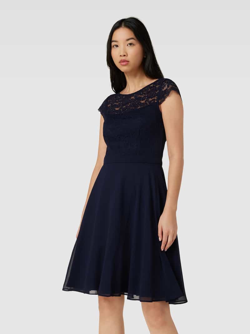 Knielange cocktailjurk met gehaakt kant V.M.