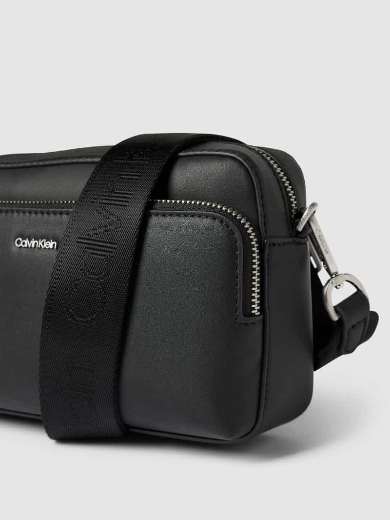 CK Calvin Klein Handtas met labeldetail en verstelbare schouderband