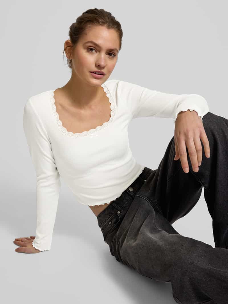 Only Slim fit shirt met lange mouwen en met kant versierde boothals model 'WILMA'