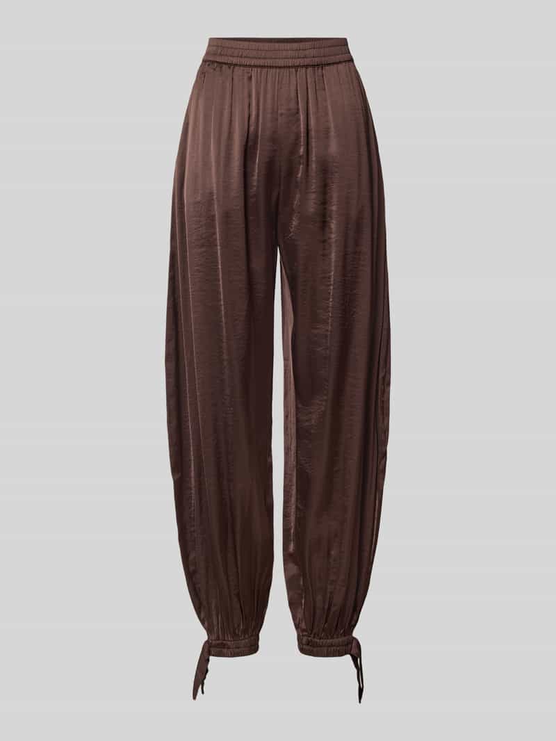 mbyM Loose Fit Stoffhose aus Satin mit Viskose-Anteil in Dunkelbraun, Größe XS 2099205XS