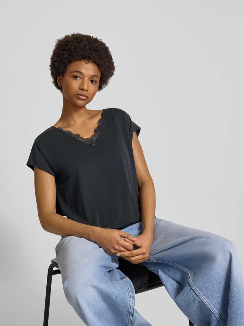 Pieces Regular fit T-shirt met V-hals model 'KAMALA'