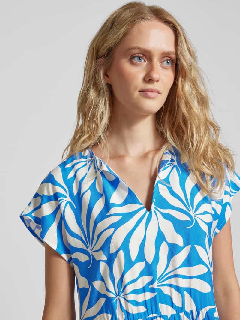 b.Young Knielange jurk met V-hals model 'Isela'