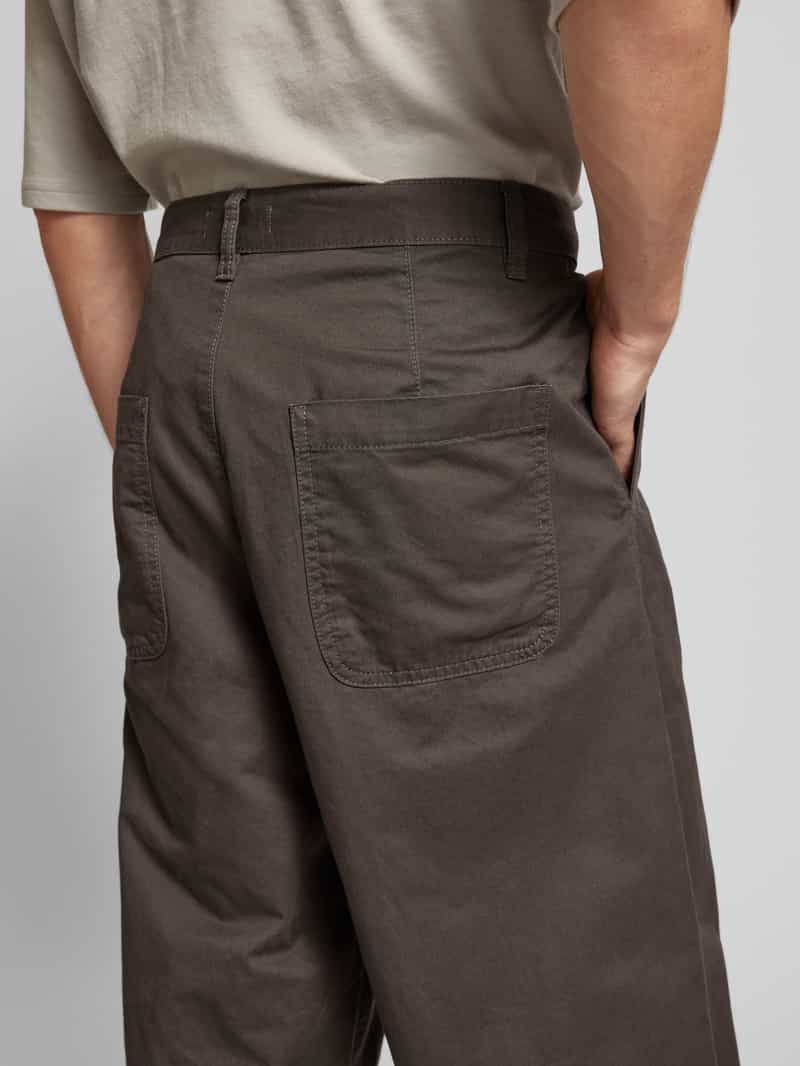 REVIEW Baggy fit chino met steekzakken