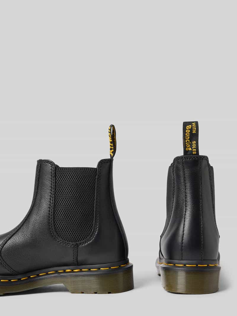 Dr. Martens Chelsea boots met logopatch