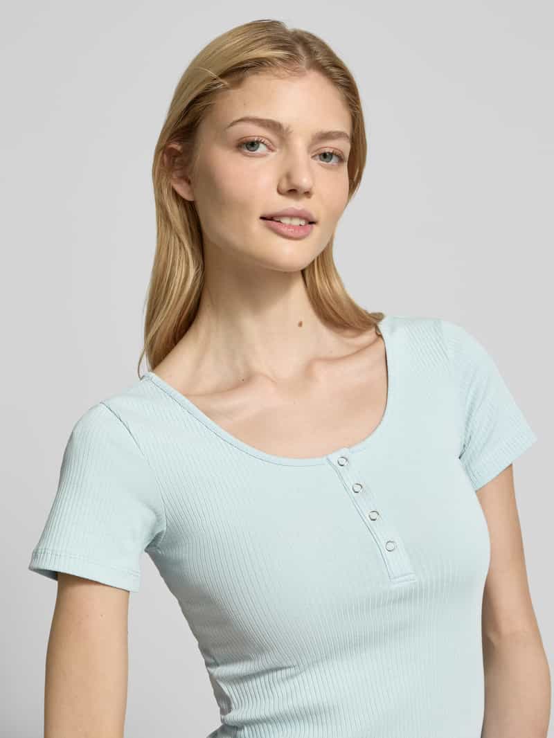 Pieces Slim fit T-shirt van katoenmix met kort drukknooppaneel model 'KITTE'
