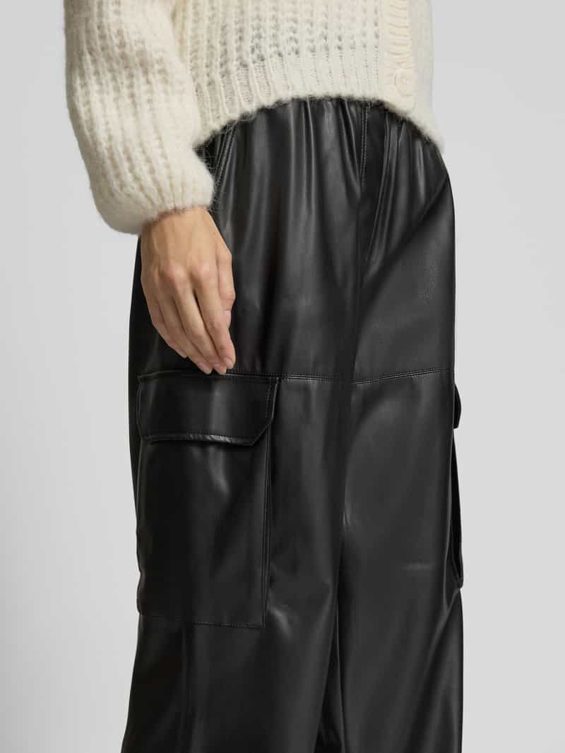Christian Berg Woman Broek in leerlook met cargozakken en elastische band