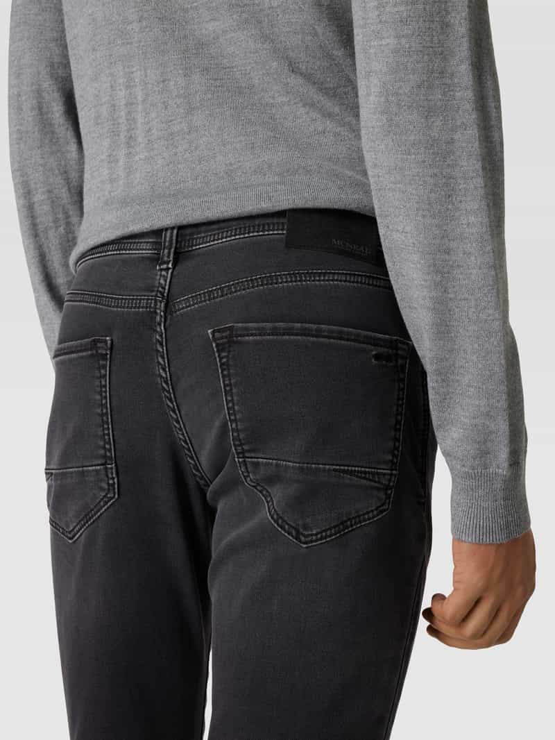MCNEAL Jeans met labelpatch
