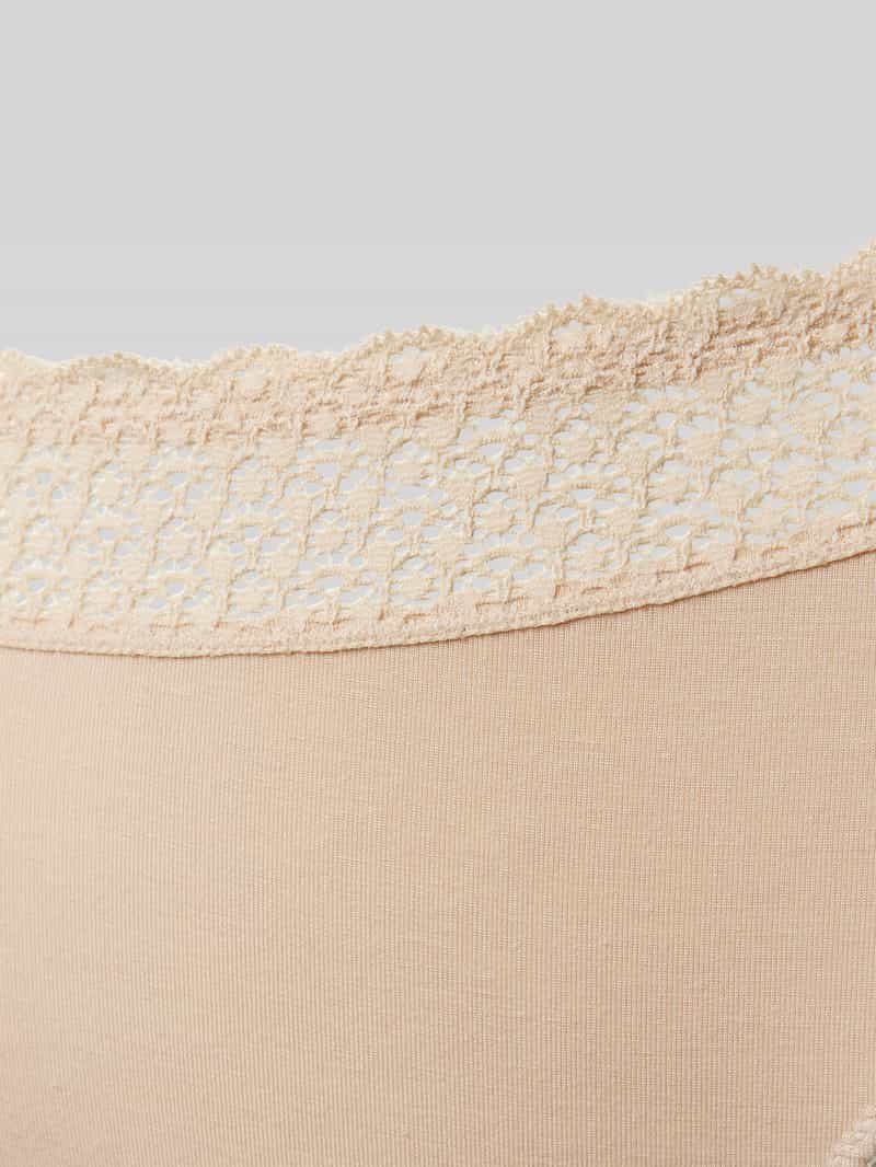 Triumph String met kantgarnering