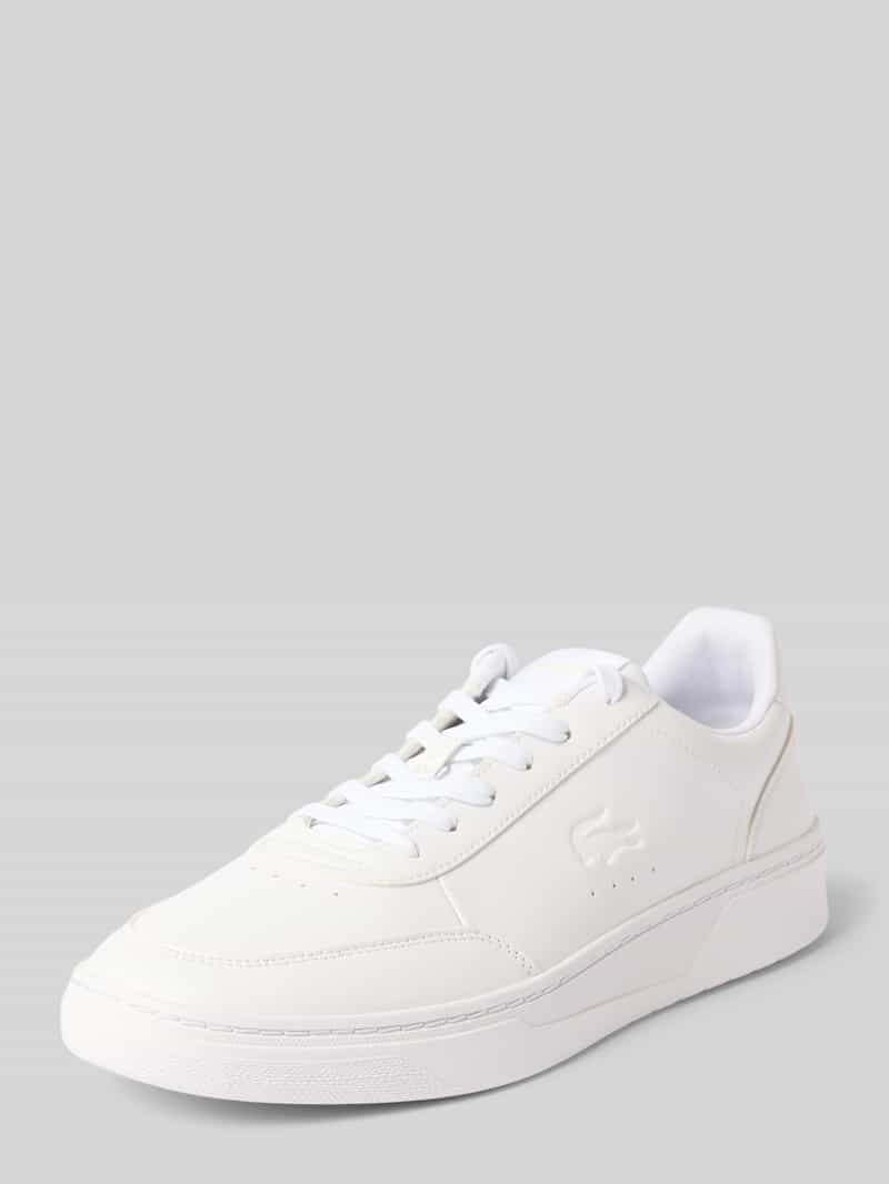 sneakers met label in reliëf