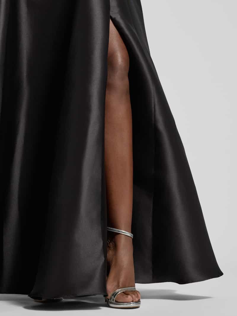 Unique Avondjurk in off shoulder-look