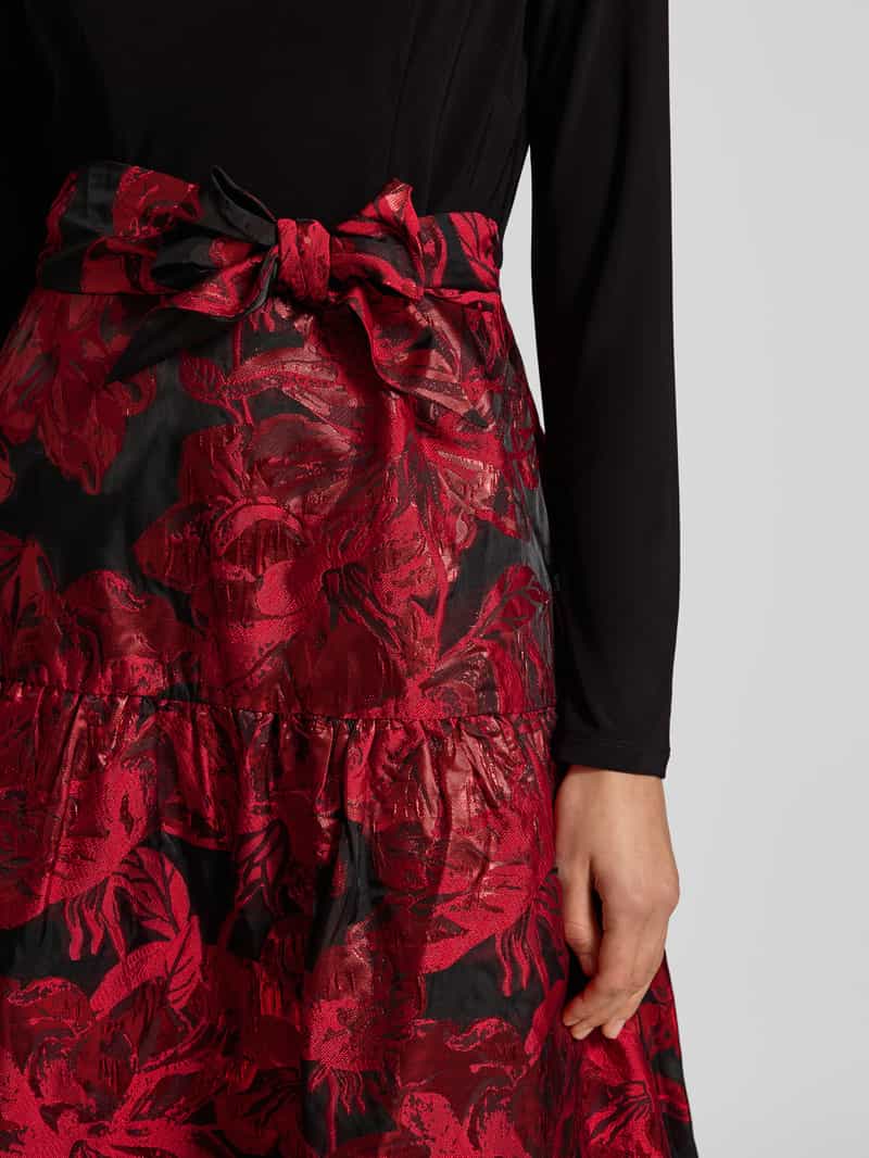 Adrianna Papell Avondjurk met 2-in-1-look.