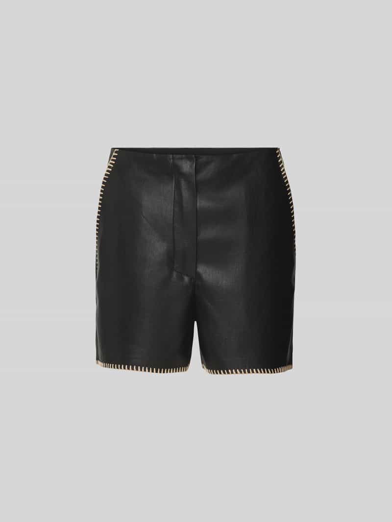 Short met siergarnering