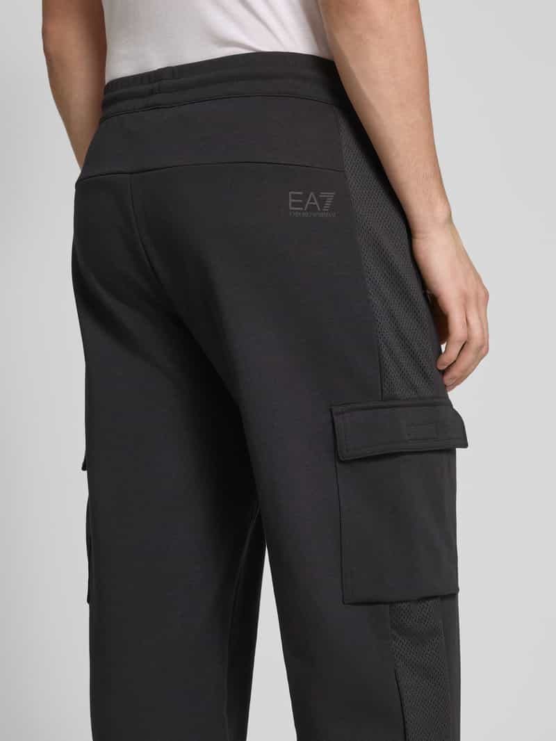 EA7 Emporio Armani Sweatpants met cargozakken