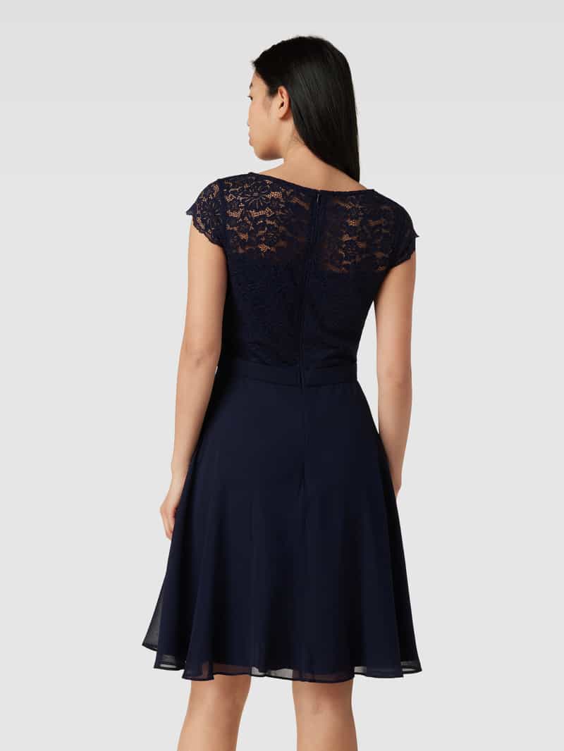 Knielange cocktailjurk met gehaakt kant V.M.