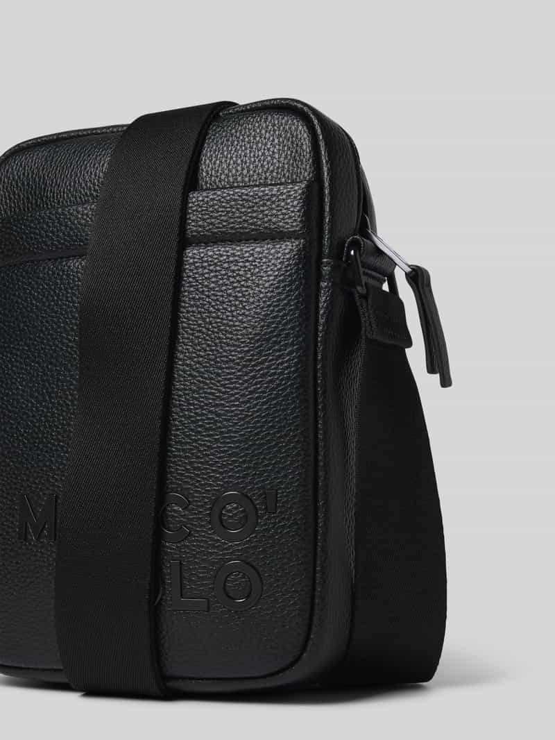 Marc O'Polo Schoudertas in leerlook met rubberen labelprint