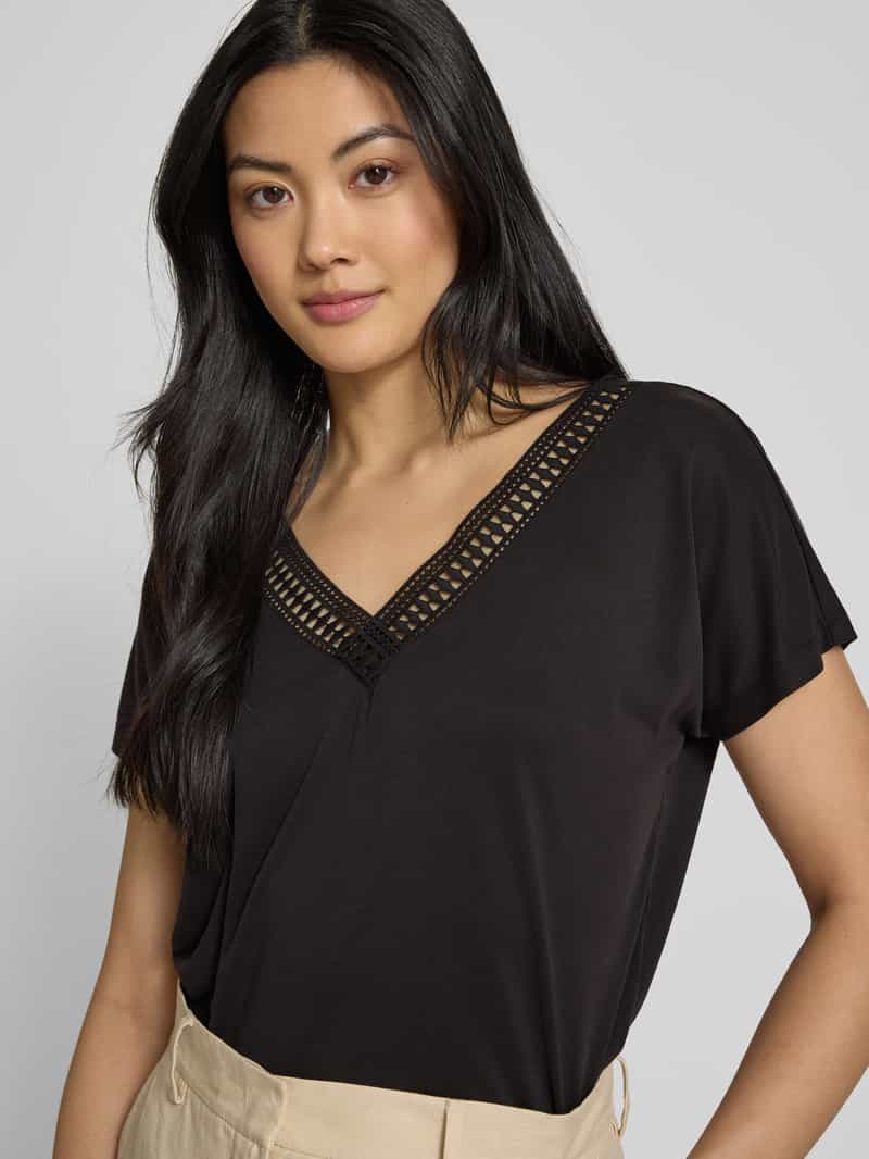 Christian Berg Woman T-shirt van een modalmix met V-hals