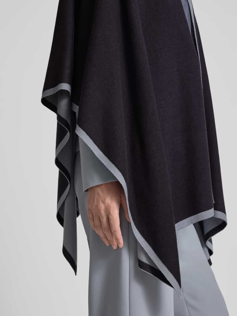comma Poncho met opengewerkte voorkant