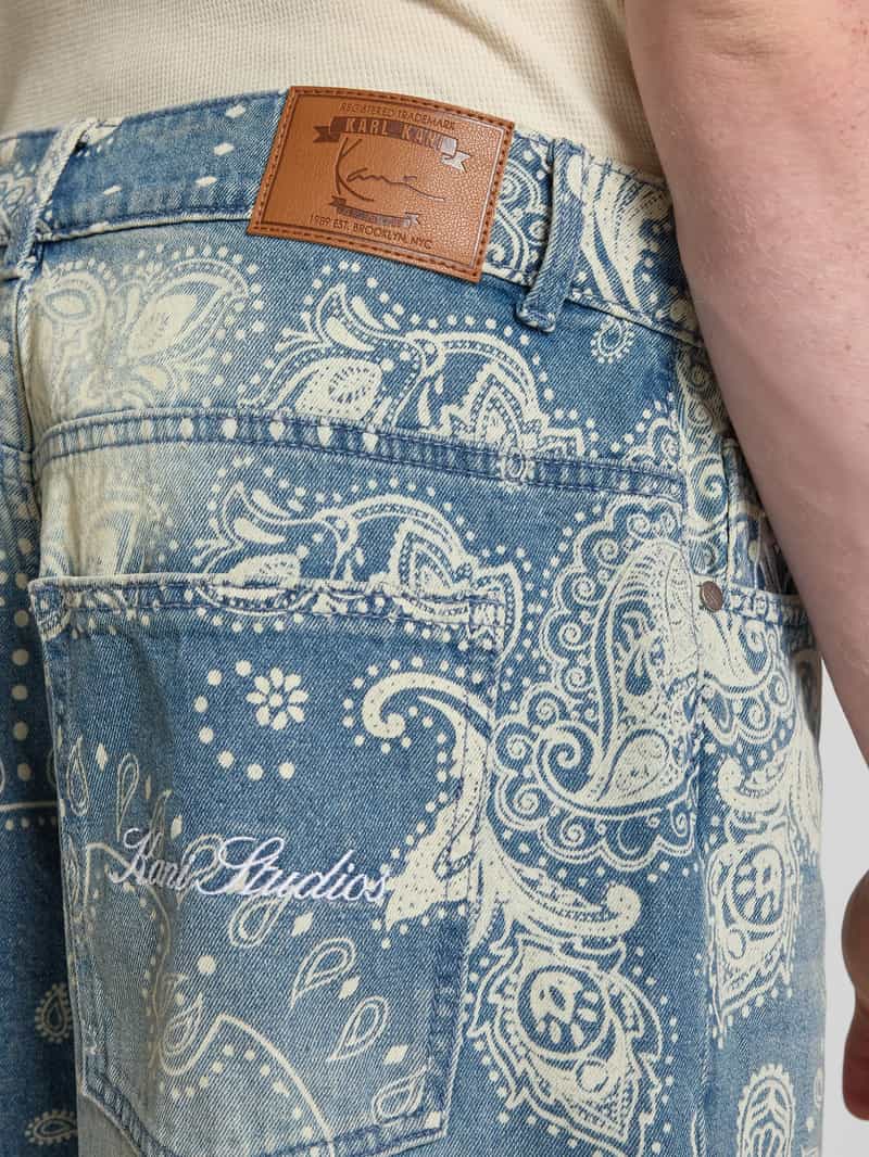 Karl Kani Relaxed fit korte jeans met paisleydessin model 'Paisley'