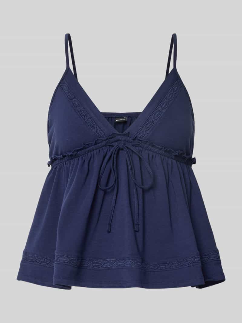 Gina Tricot Top met bandjes en V-hals.