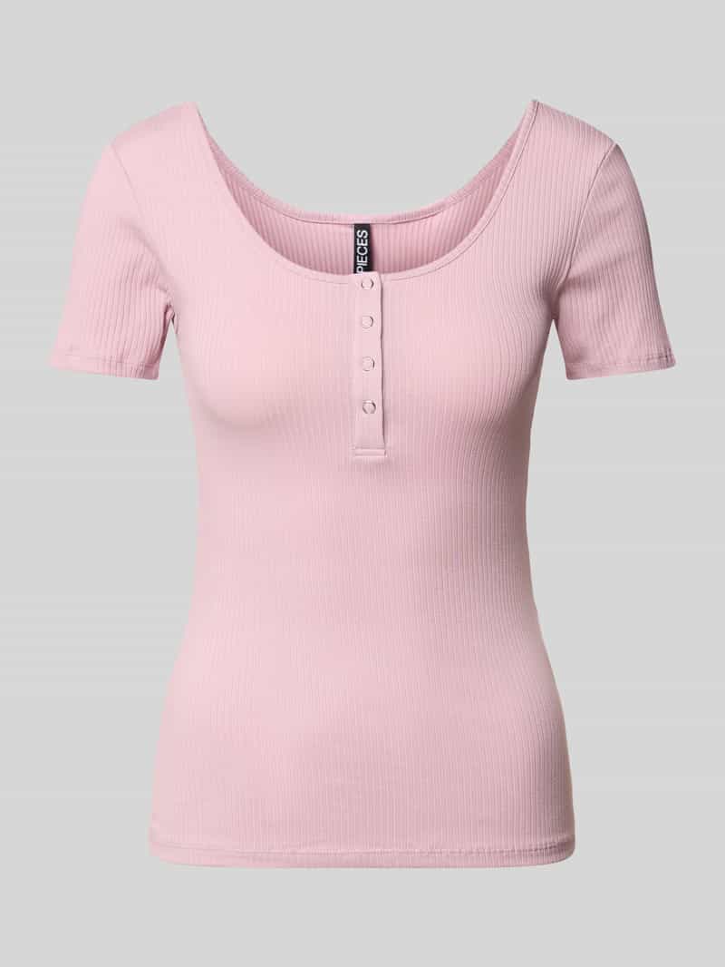 Pieces Slim fit T-shirt van katoenmix met kort drukknooppaneel model 'KITTE'