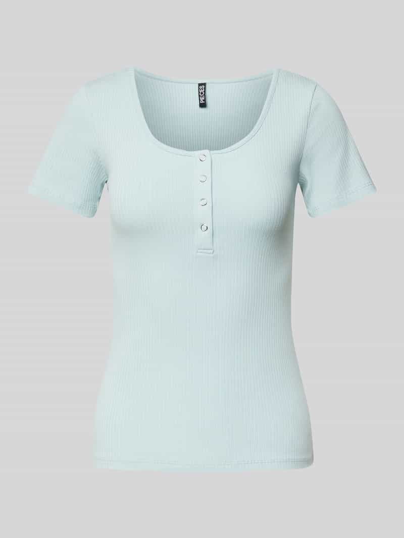 Pieces Slim fit T-shirt van katoenmix met kort drukknooppaneel model 'KITTE'