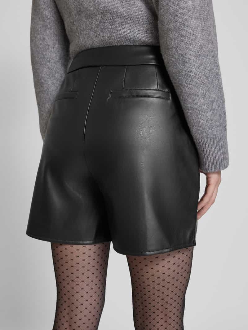 s.Oliver BLACK LABEL Regular fit korte broek in leerlook met viscose