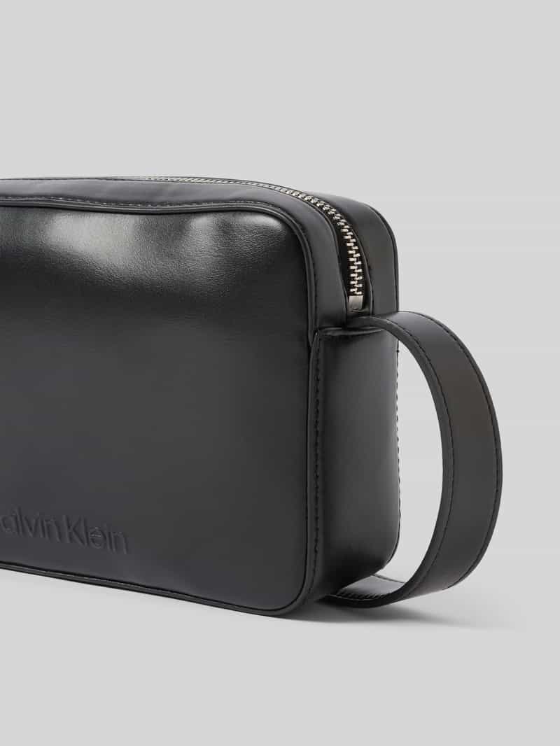 CK Calvin Klein Schoudertas met logodetail en verstelbare schouderband