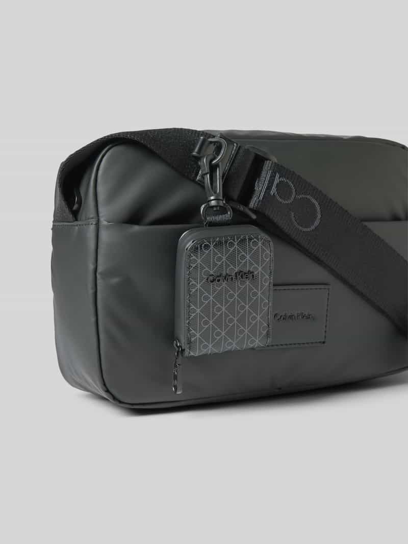 CK Calvin Klein Handtas met labelpatch en verstelbare schouderband
