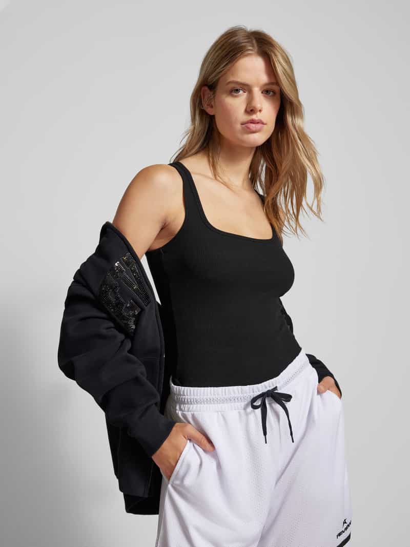 Review Essentials top met vierkante hals