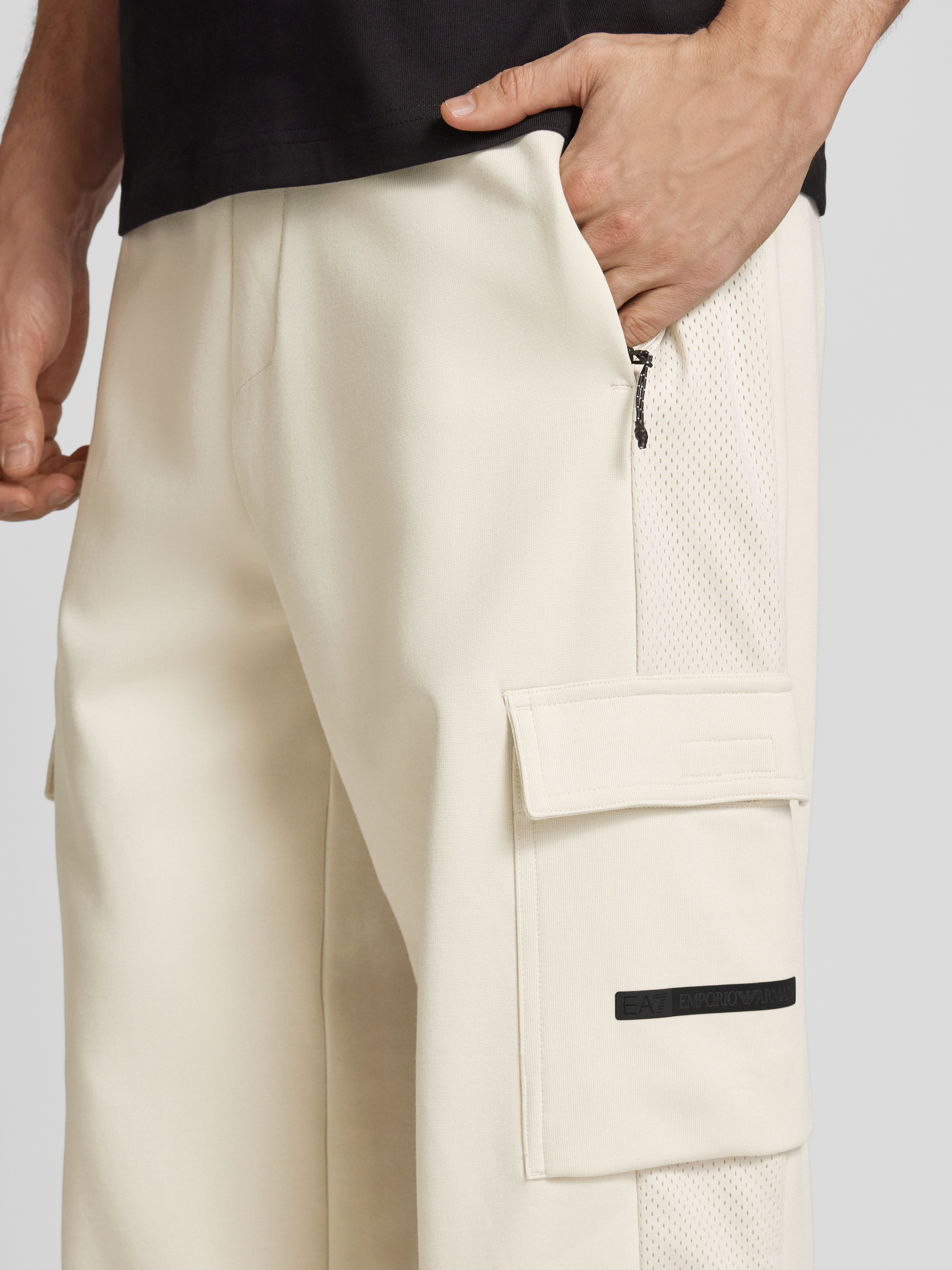 EA7 Emporio Armani Sweatpants met cargozakken